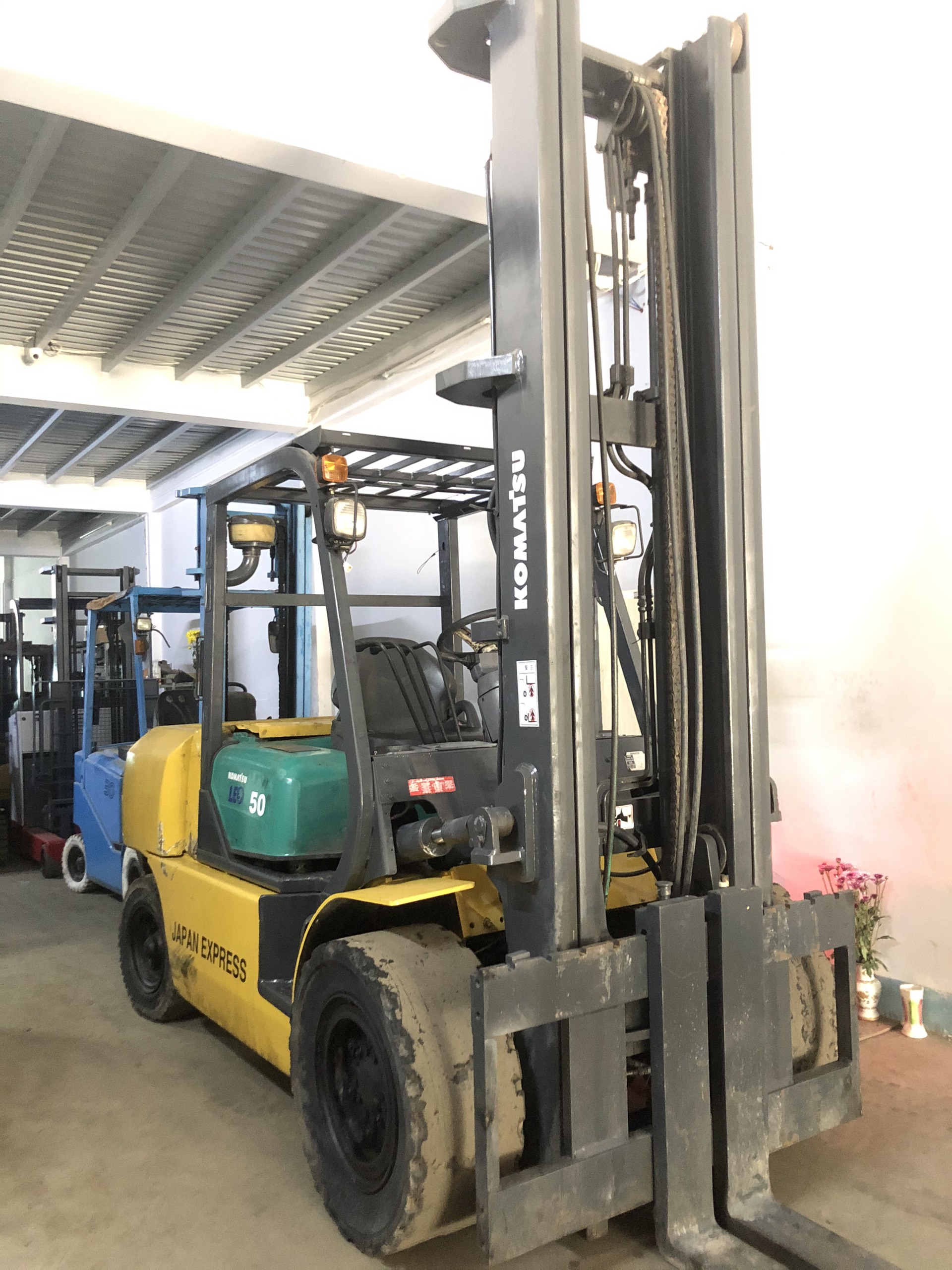 Xe nâng komatsu 5 tấn.jpg (863 KB)